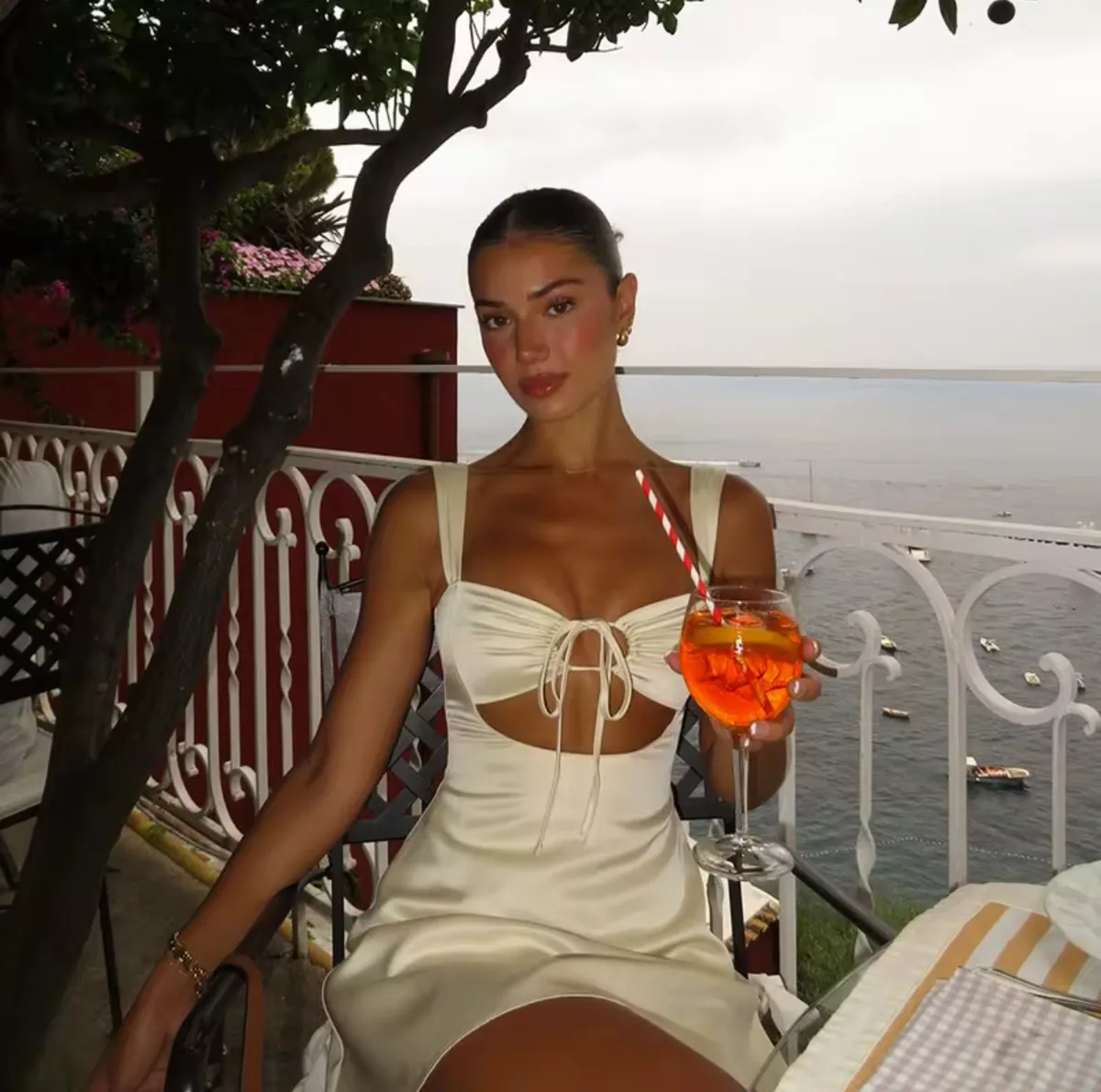 Cut out mini dress, fotografía 1